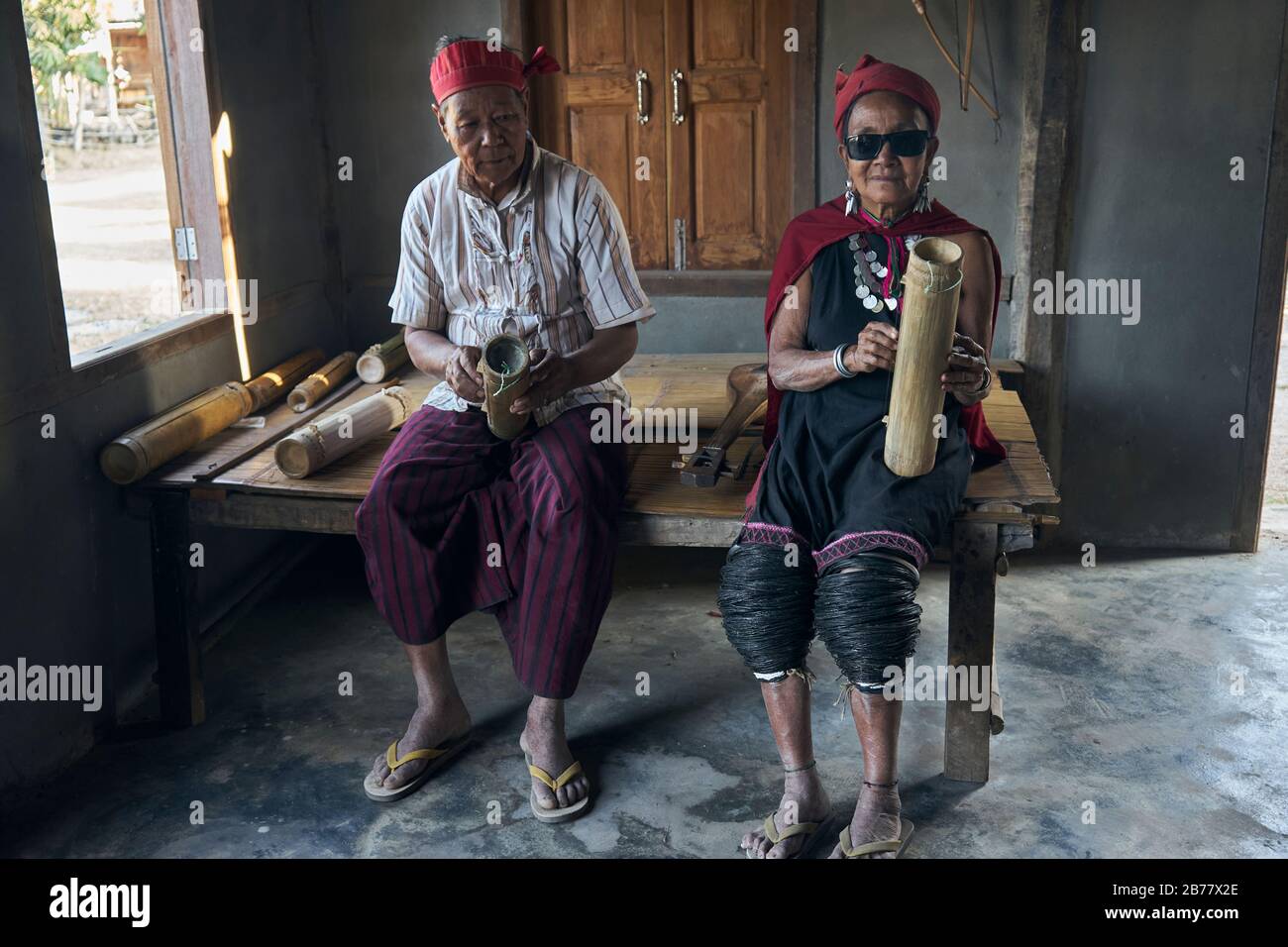 Musizierendes Paar im Musikhaus, Volksstamm der Kayah, Dorf Hta Nee La Leh, Kayah-Staat, Myanmar Stock Photo