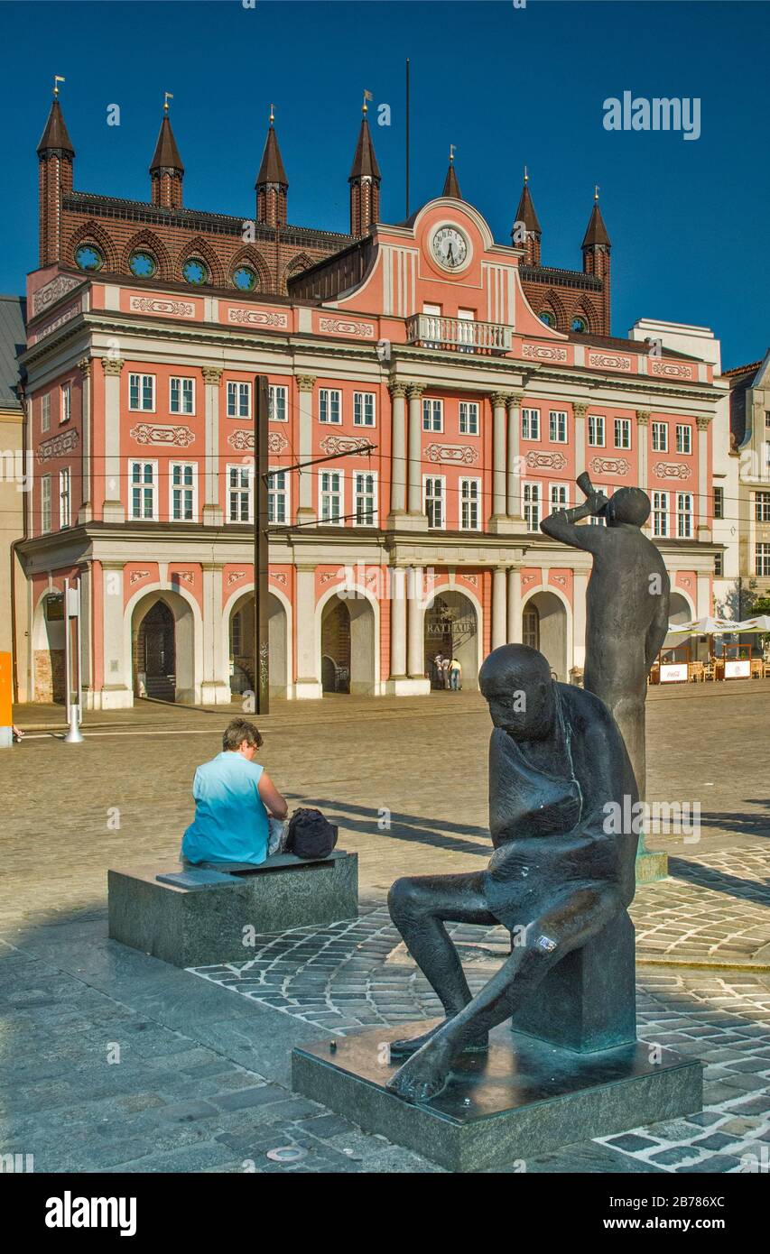 Mowenbrunnen (Seagull Fountain), statues by Waldemar Otto, 2001, Rathaus (Town Hall) at Neuer Markt in Rostock, Mecklenburg-West Pomerania, Germany Stock Photo