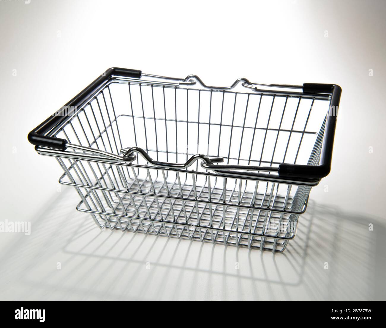 Wire mesh carry basket hi-res stock photography and images - Alamy