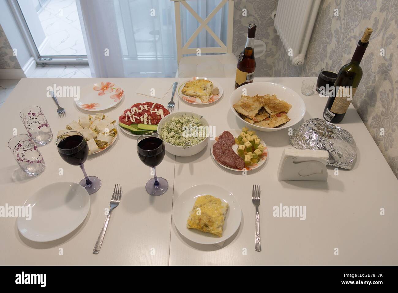 Family food dishes table hi-res stock photography and images - Alamy