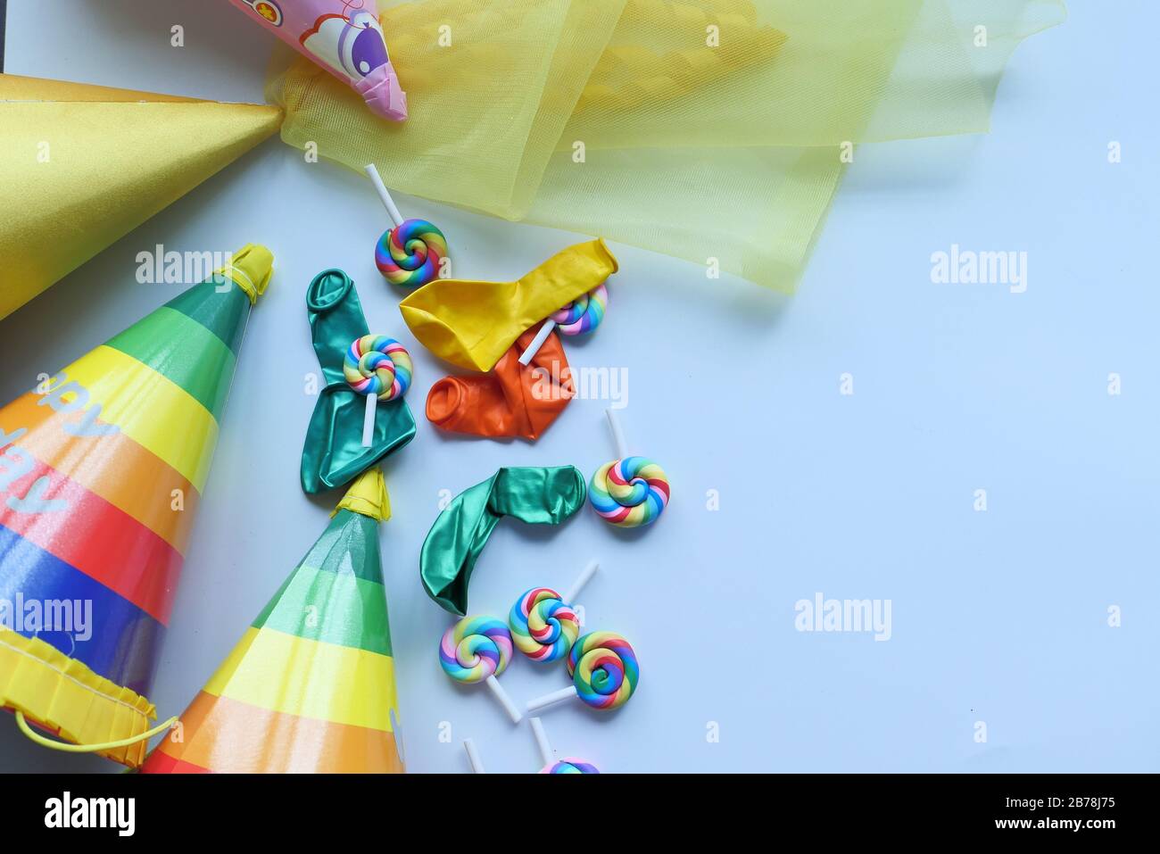 Utrolig Blive kold Årvågenhed birthday party hat and ballon on white background Stock Photo - Alamy