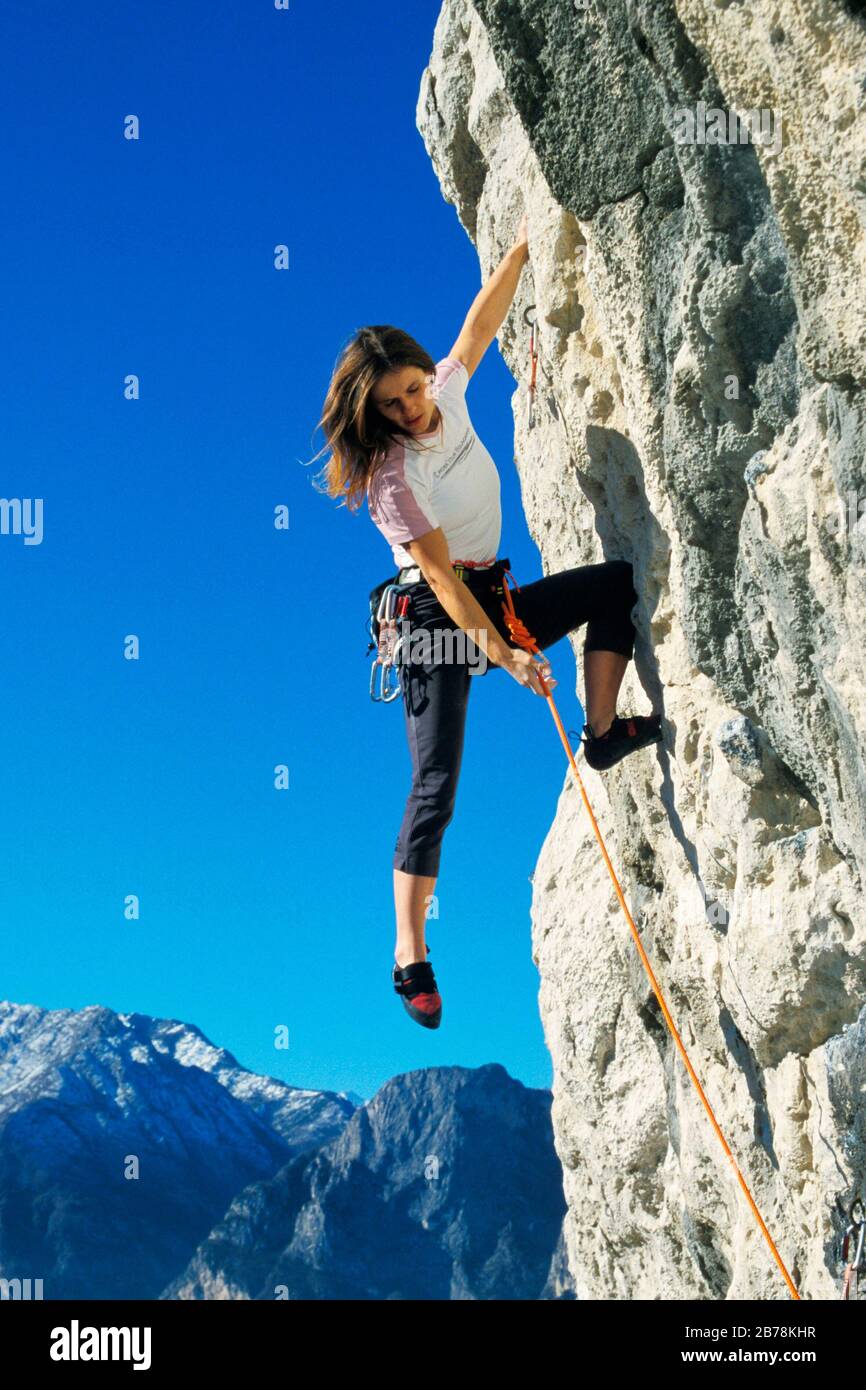 Frau klettert am Berg Stock Photo Alamy
