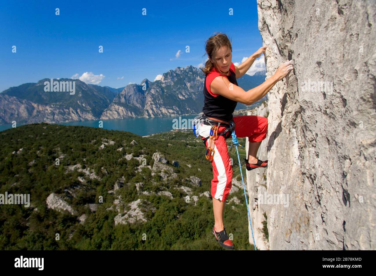 Frau klettert am Berg, Gardasee, Italien Stock Photo