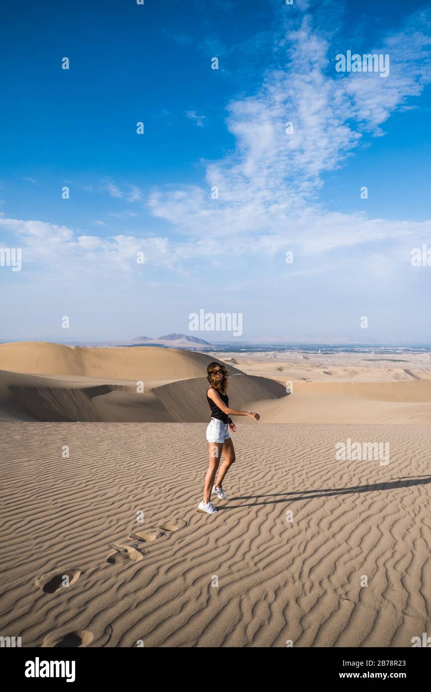 Woman walking away in desert hi-res stock photography and images - Alamy