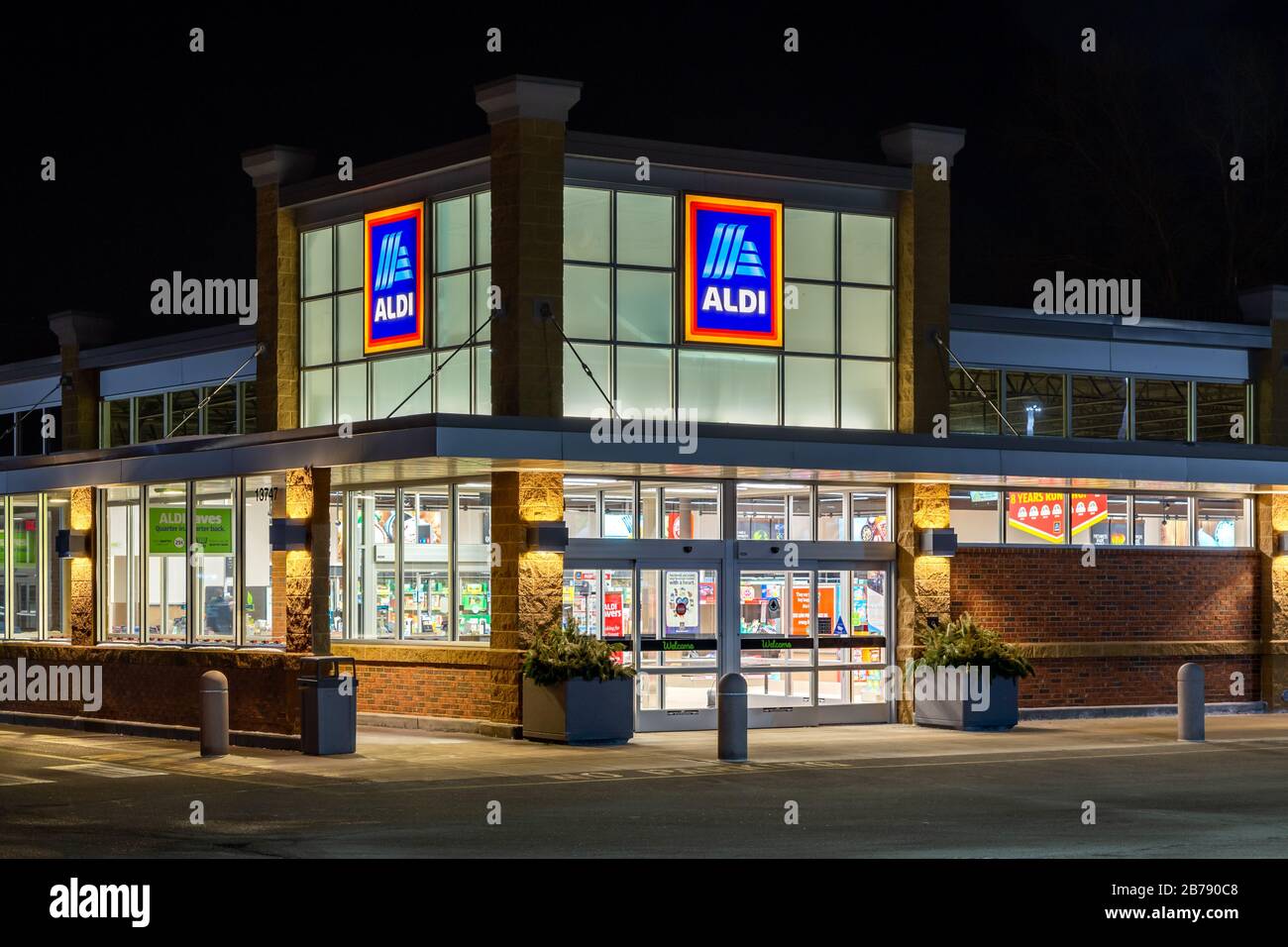 BAYPORT, MN/USA FEBRUARY 22, 2020 Aldi grocery store at night and