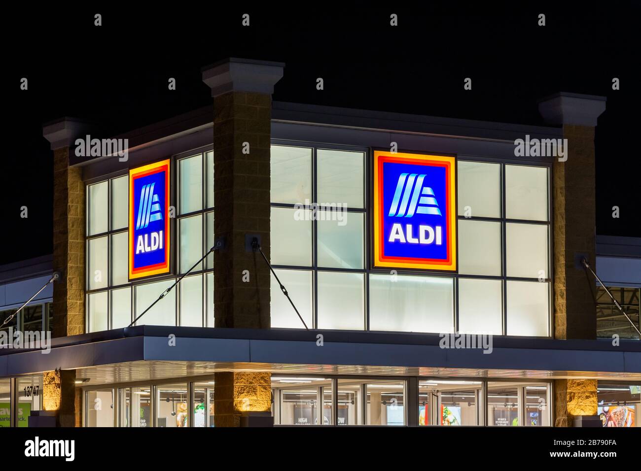 BAYPORT, MN/USA FEBRUARY 22, 2020 Aldi grocery store at night and