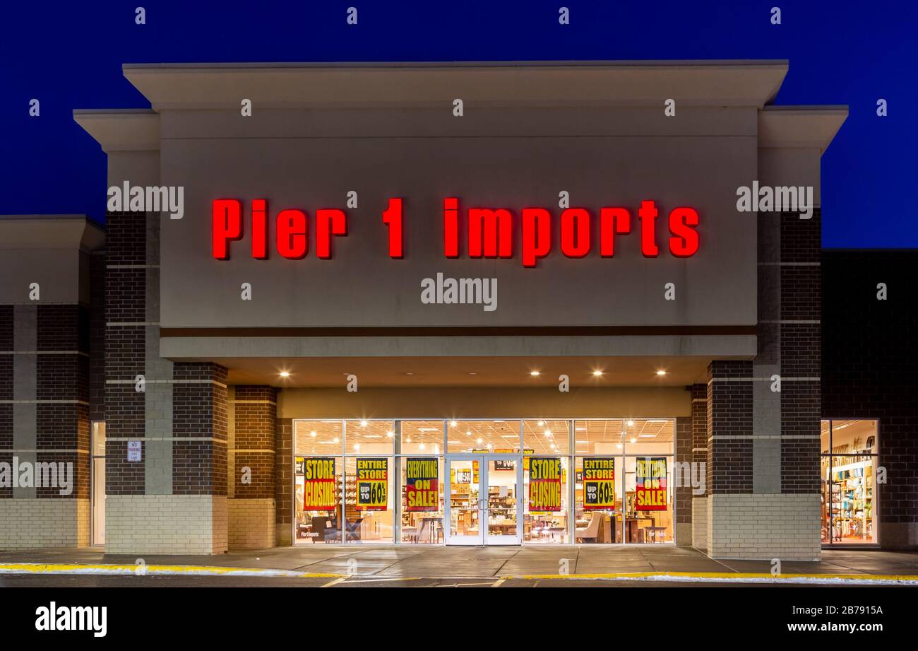 BAYPORT, MN/USA FEBRUARY 22, 2020 Pier 1 Imports store at twighlight