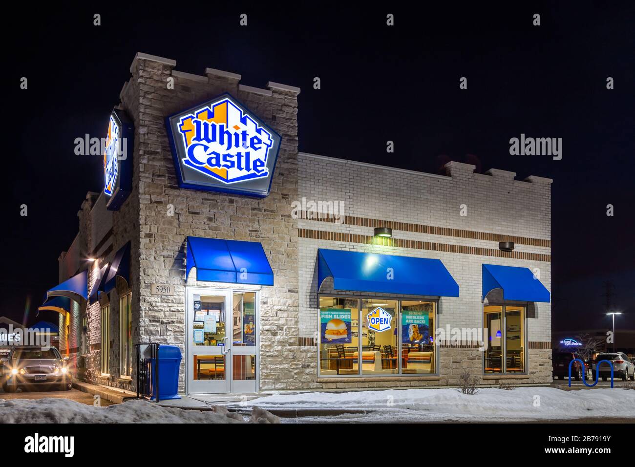 BAYPORT, MN/USA - FEBRUARY 22, 2020: White Castle restaurant at night and trademark logo. Stock Photo