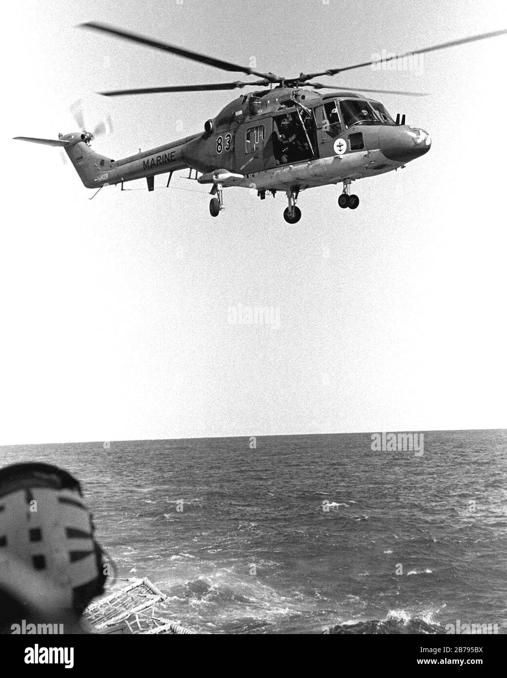 German Sea Lynx approaching USS Stark (FFG-31) in 1990. Stock Photo
