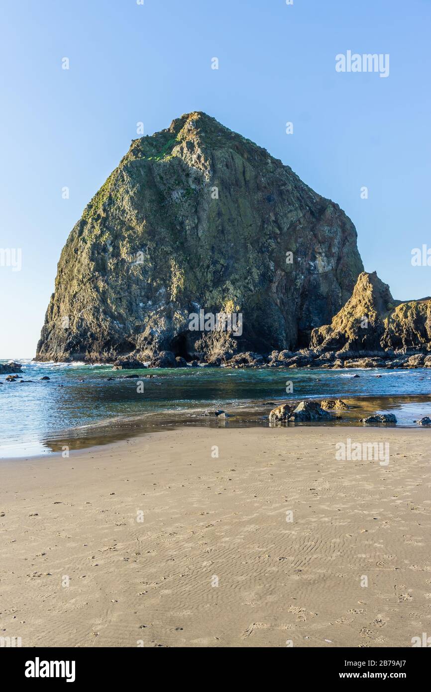 A view of the famous Haystack Rock Monolith in Cannon Beach, Oregon ...