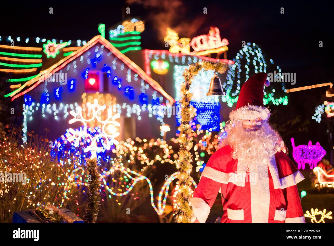Taylorsville Nc Christmas Parade 2022 Modern Home With Outside Christmas Lights High Resolution Stock Photography  And Images - Alamy