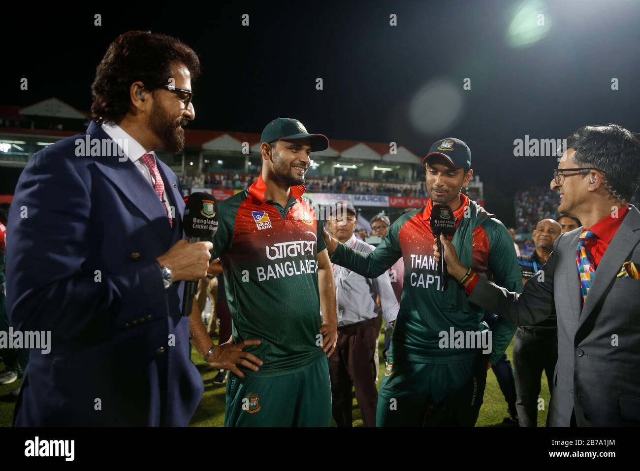 Bangladesh National Cricket Team Captain For Odi Match Mashrafe Bin Mortaza 2nd L Along Mahmudullah 2nd R Give Interview As He Resign From Captain Stock Photo Alamy