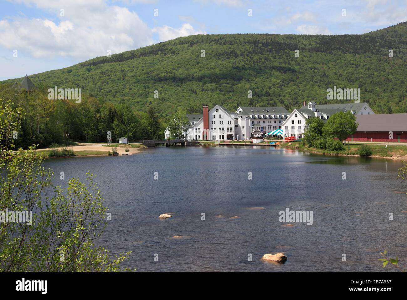 Waterville Valley, Town Square, Corcoran Pond, Mt. Tecumseh, White Mountain National Forest, New Hampshire, New England, USA Stock Photo