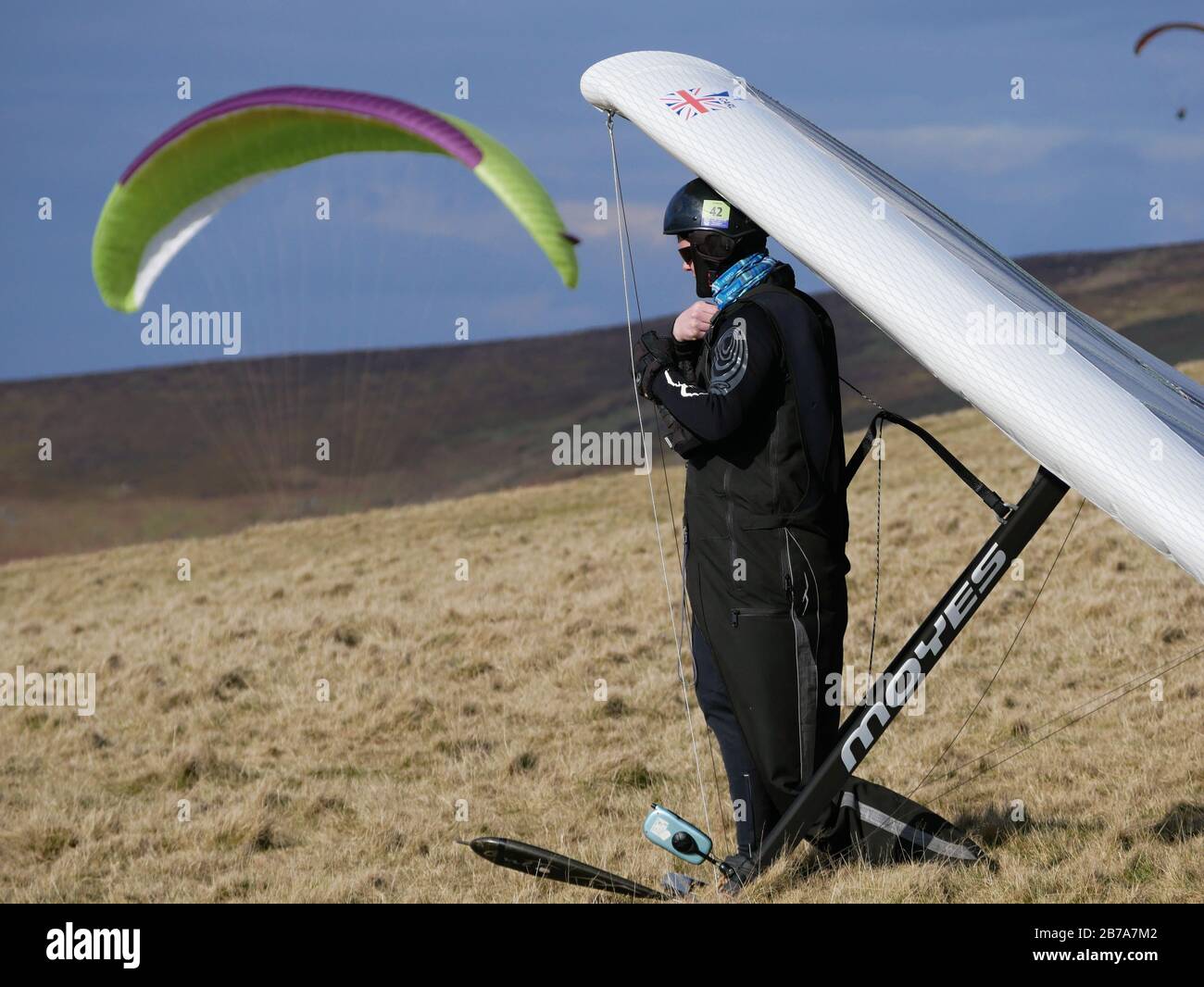 Hang glider pilot preparing to take off at Long Mynd,. Shropshire, UK Stock Photo
