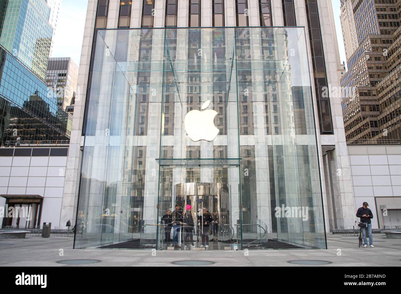 New York, New York, USA. 14th Mar, 2020. Apple store on Fifth Avenue in New York in the United States this Saturday. Apple CEO Tim Cook announced the closure of all stores outside China until March 27 to try to contain the spread of the new coronavirus. Credit: Vanessa Carvalho/ZUMA Wire/Alamy Live News Stock Photo