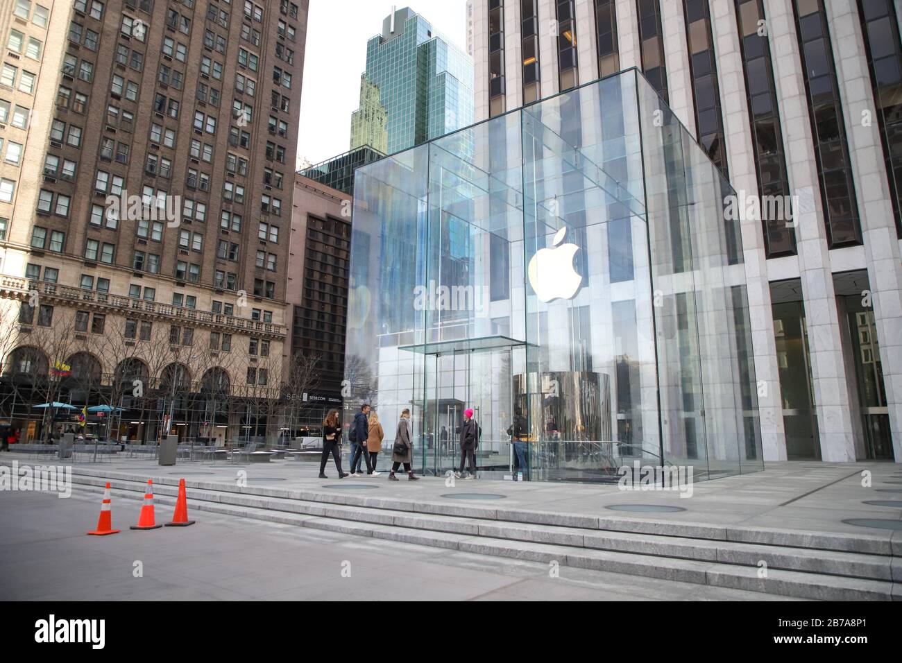 New York, New York, USA. 14th Mar, 2020. Apple store on Fifth Avenue in New York in the United States this Saturday. Apple CEO Tim Cook announced the closure of all stores outside China until March 27 to try to contain the spread of the new coronavirus. Credit: Vanessa Carvalho/ZUMA Wire/Alamy Live News Stock Photo