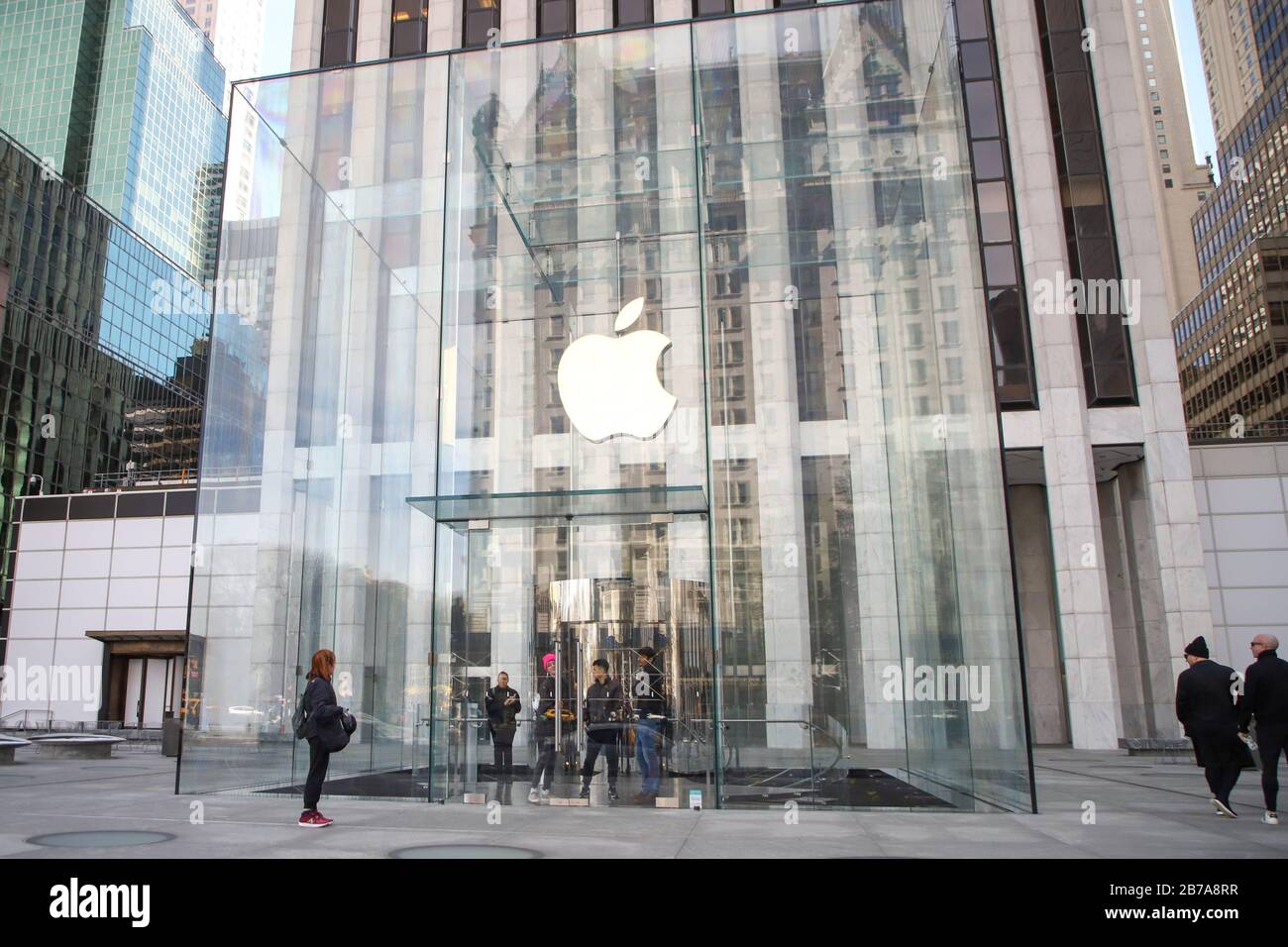 New York, New York, USA. 14th Mar, 2020. Apple store on Fifth Avenue in New York in the United States this Saturday. Apple CEO Tim Cook announced the closure of all stores outside China until March 27 to try to contain the spread of the new coronavirus. Credit: Vanessa Carvalho/ZUMA Wire/Alamy Live News Stock Photo