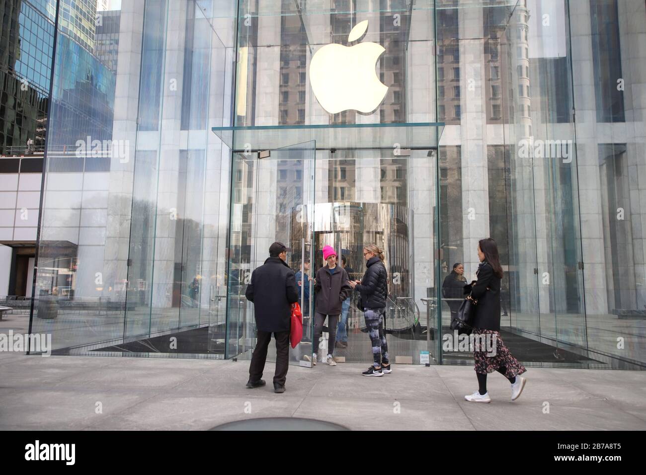 New York, New York, USA. 14th Mar, 2020. Apple store on Fifth Avenue in New York in the United States this Saturday. Apple CEO Tim Cook announced the closure of all stores outside China until March 27 to try to contain the spread of the new coronavirus. Credit: Vanessa Carvalho/ZUMA Wire/Alamy Live News Stock Photo