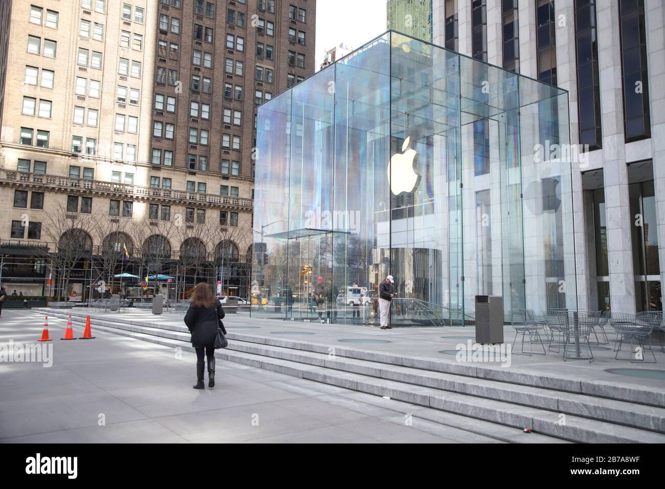 New York, New York, USA. 14th Mar, 2020. Apple store on Fifth Avenue in New York in the United States this Saturday. Apple CEO Tim Cook announced the closure of all stores outside China until March 27 to try to contain the spread of the new coronavirus. Credit: Vanessa Carvalho/ZUMA Wire/Alamy Live News Stock Photo