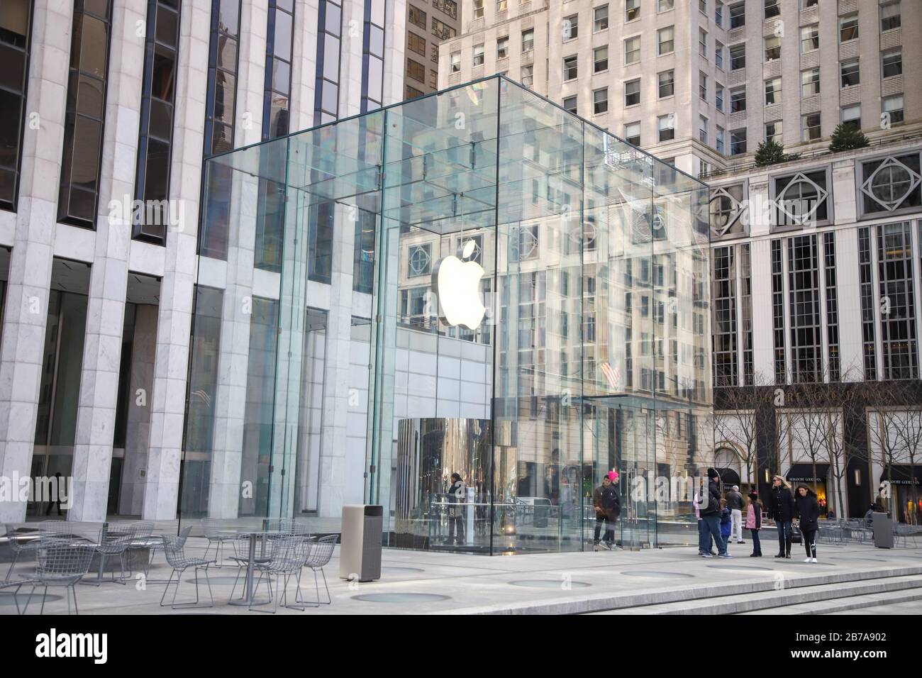 New York, New York, USA. 14th Mar, 2020. Apple store on Fifth Avenue in New York in the United States this Saturday. Apple CEO Tim Cook announced the closure of all stores outside China until March 27 to try to contain the spread of the new coronavirus. Credit: Vanessa Carvalho/ZUMA Wire/Alamy Live News Stock Photo