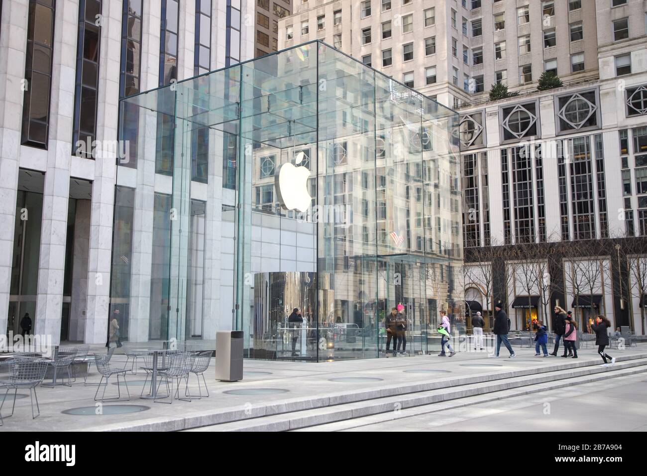 New York, New York, USA. 14th Mar, 2020. Apple store on Fifth Avenue in New York in the United States this Saturday. Apple CEO Tim Cook announced the closure of all stores outside China until March 27 to try to contain the spread of the new coronavirus. Credit: Vanessa Carvalho/ZUMA Wire/Alamy Live News Stock Photo