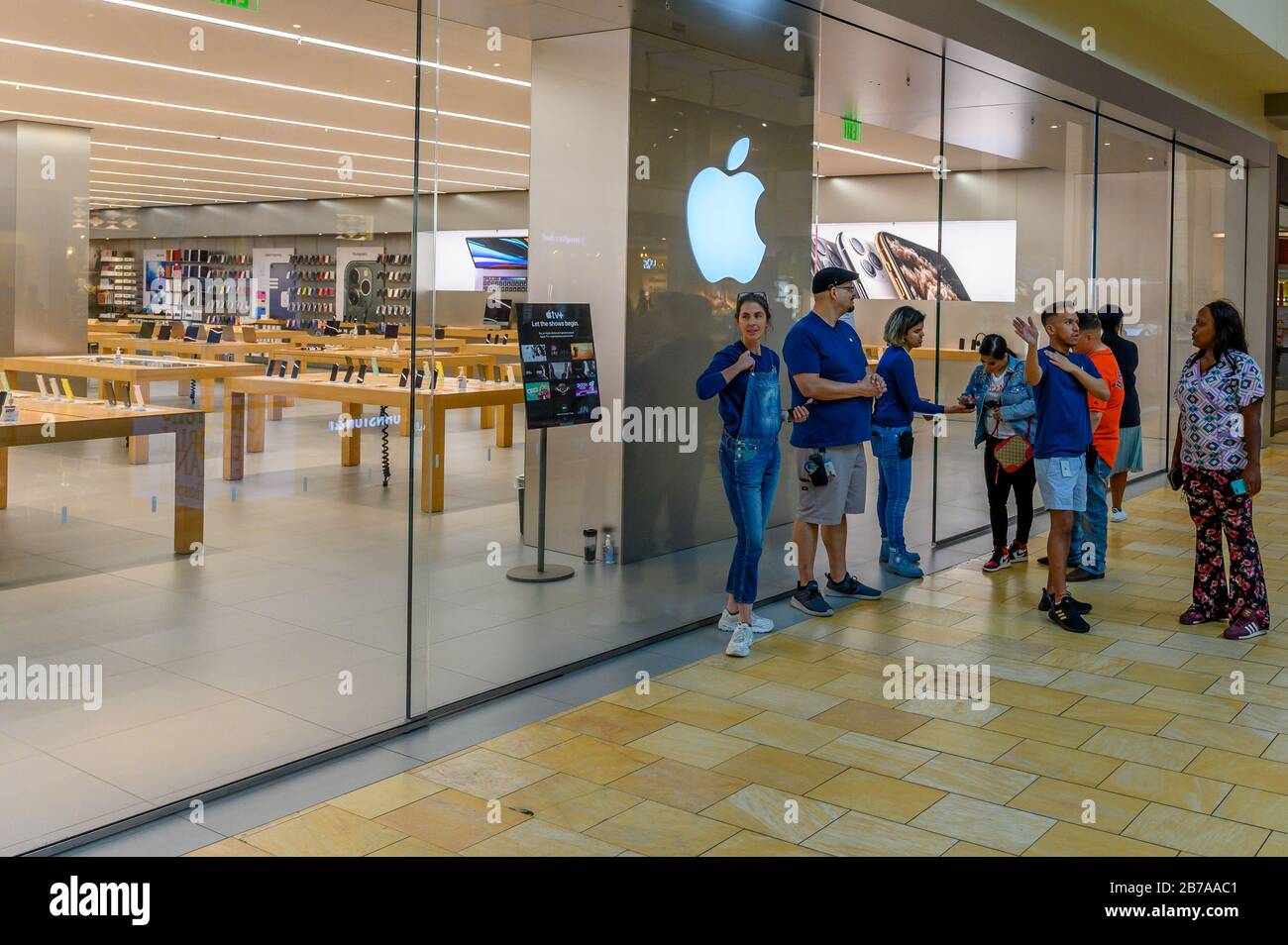Houston, Texas, USA. 14th March 2020. View of the Apple Store in Houston, Texas  after the shut down of Apple Stores outside of China, Apple employees alerting customers of store shutdown due to Coronavirus on March 14, 2020. Houston, Texas. Stock Photo