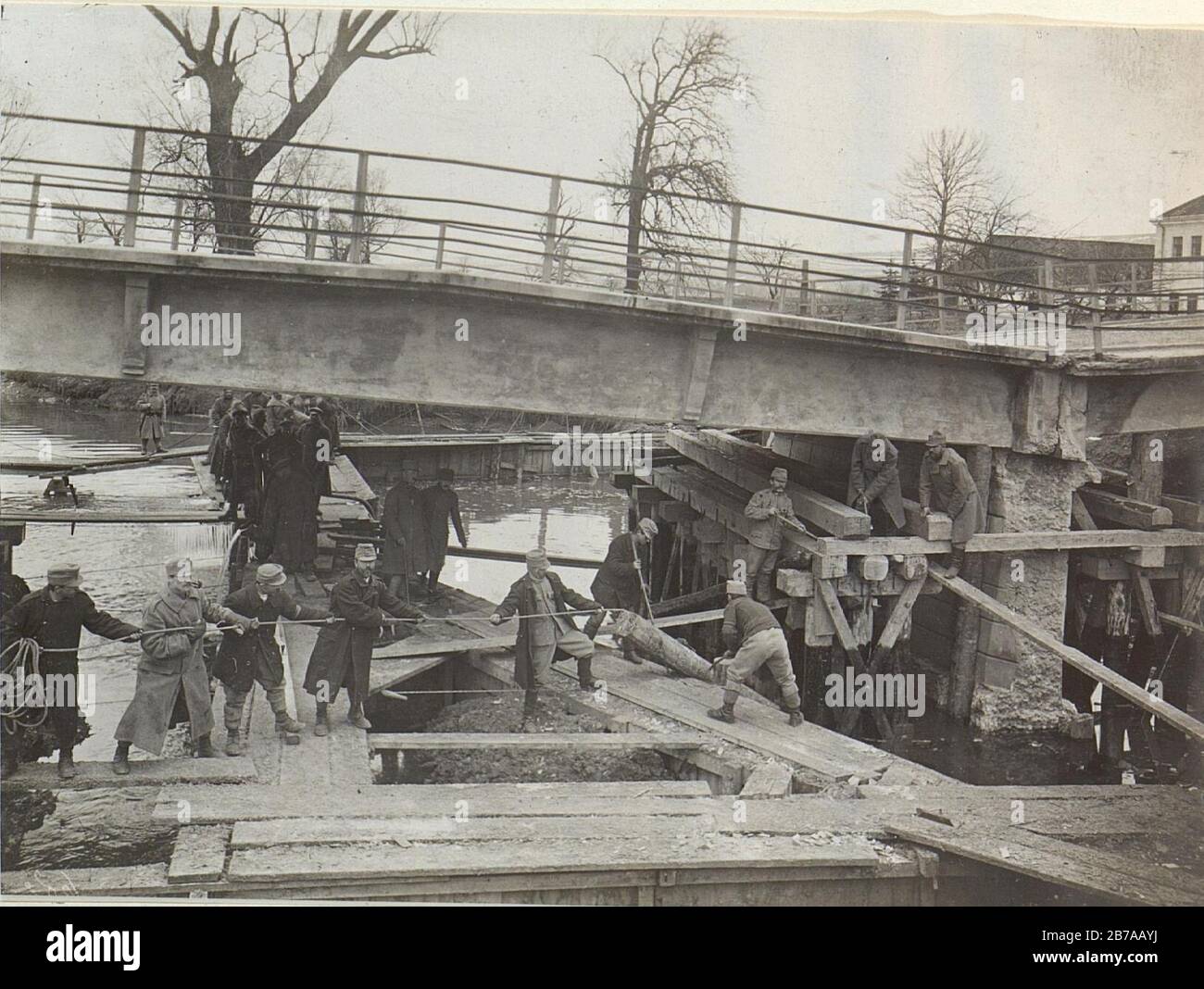 Gesprengte Eisenbetonbrücke in Brzezany, beschädigter Pfeiler, die neuen hölzernen Pfeiler Stock Photo