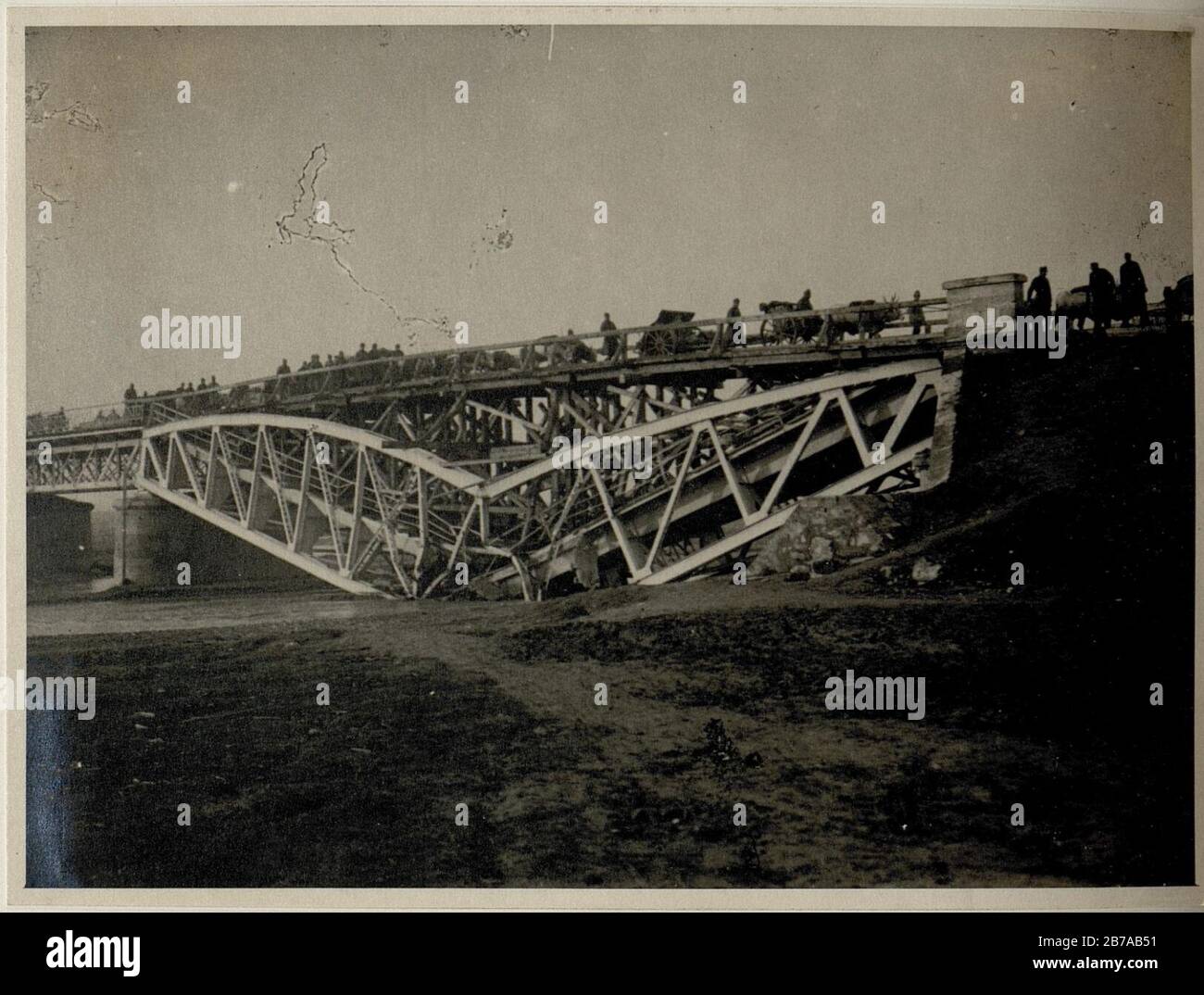 Gesprengte Strassenbrücke, östlich Plojesti (Rumänien), aufgenommen am 2.1.1917, auf der behelfsmäßig hergestellten Brücke passiert gerade eine Artillerieabteilung den Fluss Stock Photo