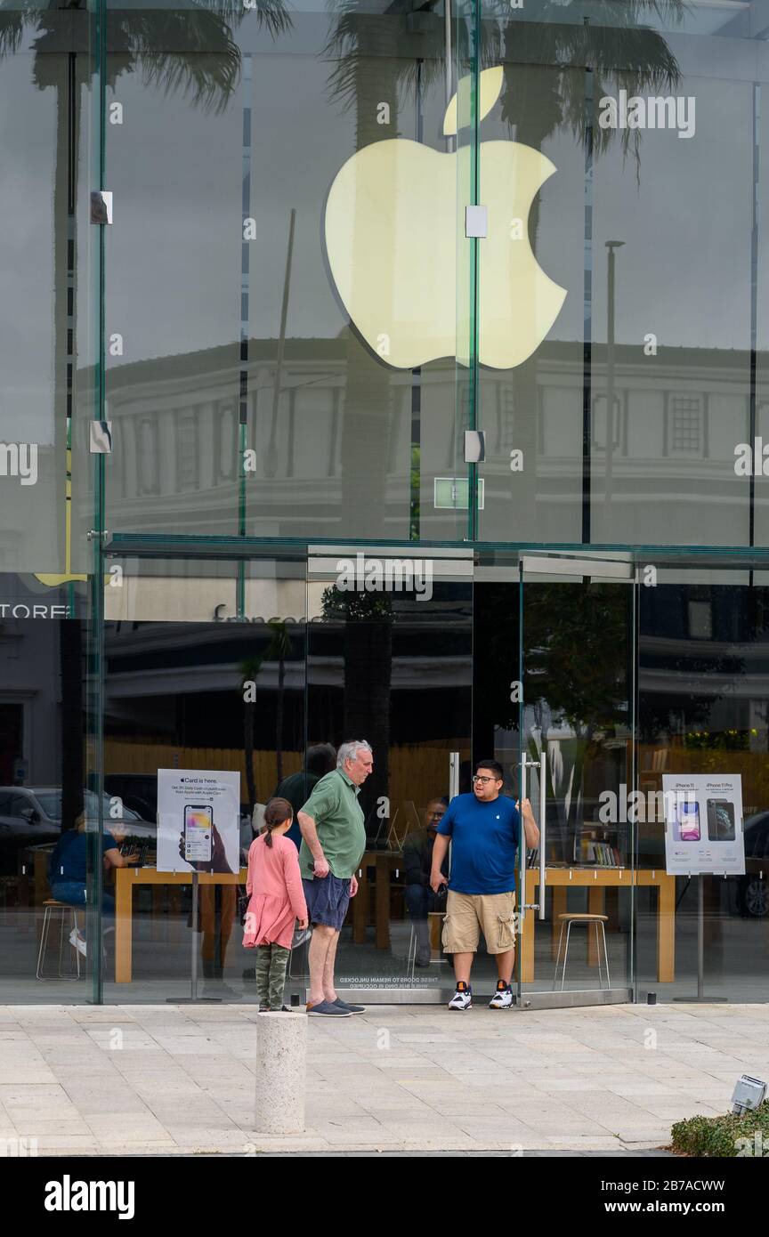 Houston, Texas, USA. 14 March 2020. View of the Apple Store in Houston, Texas  after the shut down of Apple Stores outside of China, Apple  employee alerting customers of store shutdown due to Coronavirus on March 14, 2020, Houston, Texas. Stock Photo