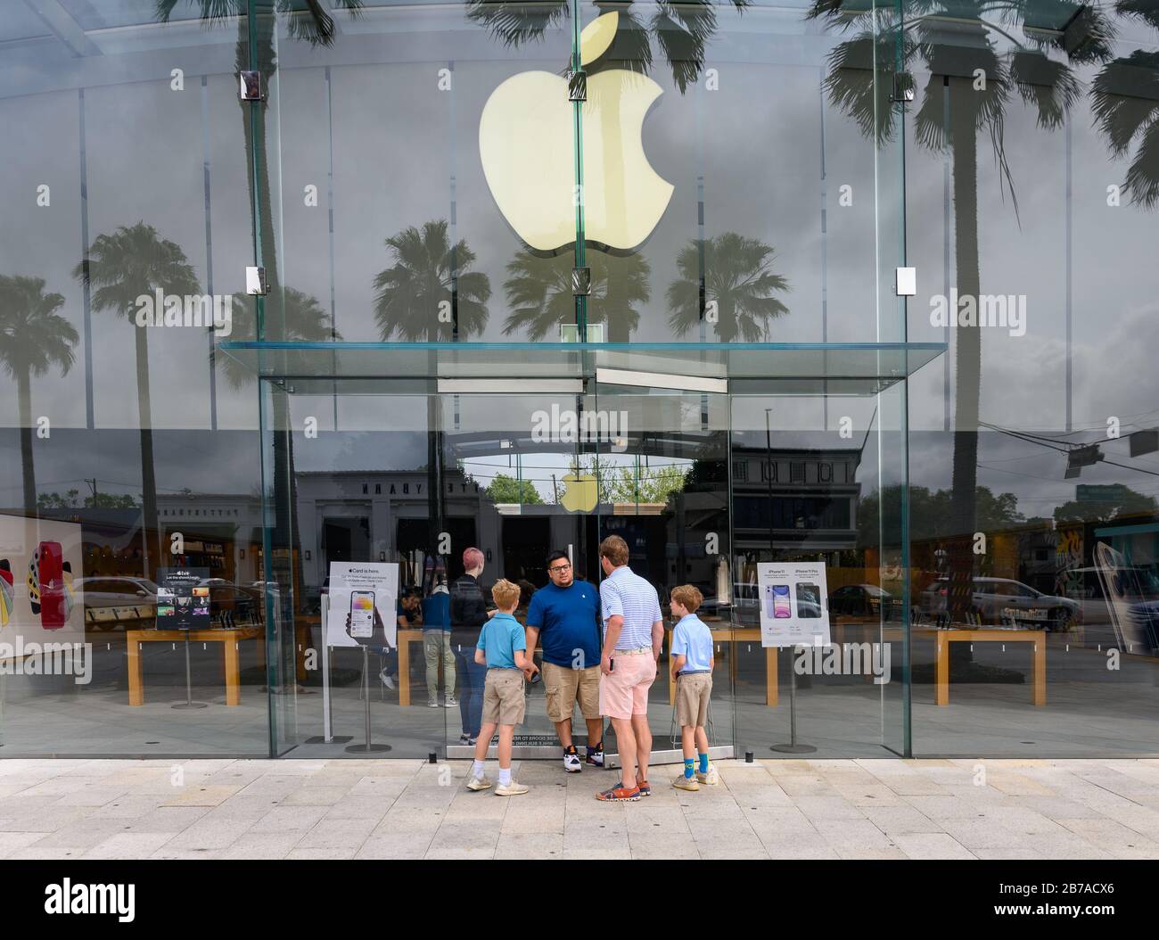 Houston, Texas, USA. 14 March 2020. View of the Apple Store in Houston, Texas  after the shut down of Apple Stores outside of China, Apple  employee alerting customers of store shutdown due to Coronavirus on March 14, 2020, Houston, Texas. Stock Photo