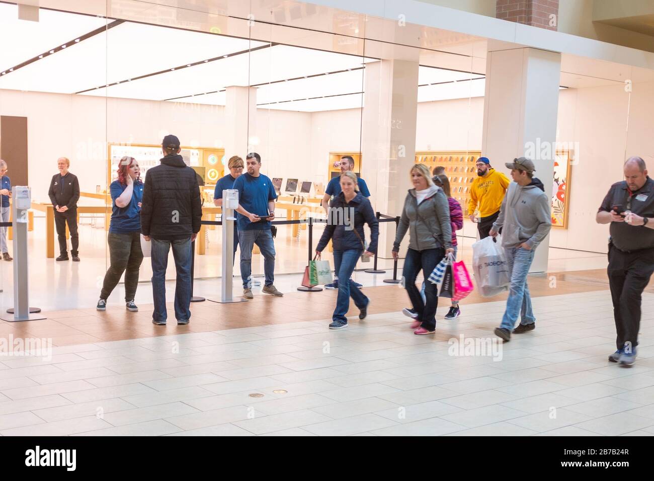 Apple Store Employees High Resolution Stock Photography and Images - Alamy