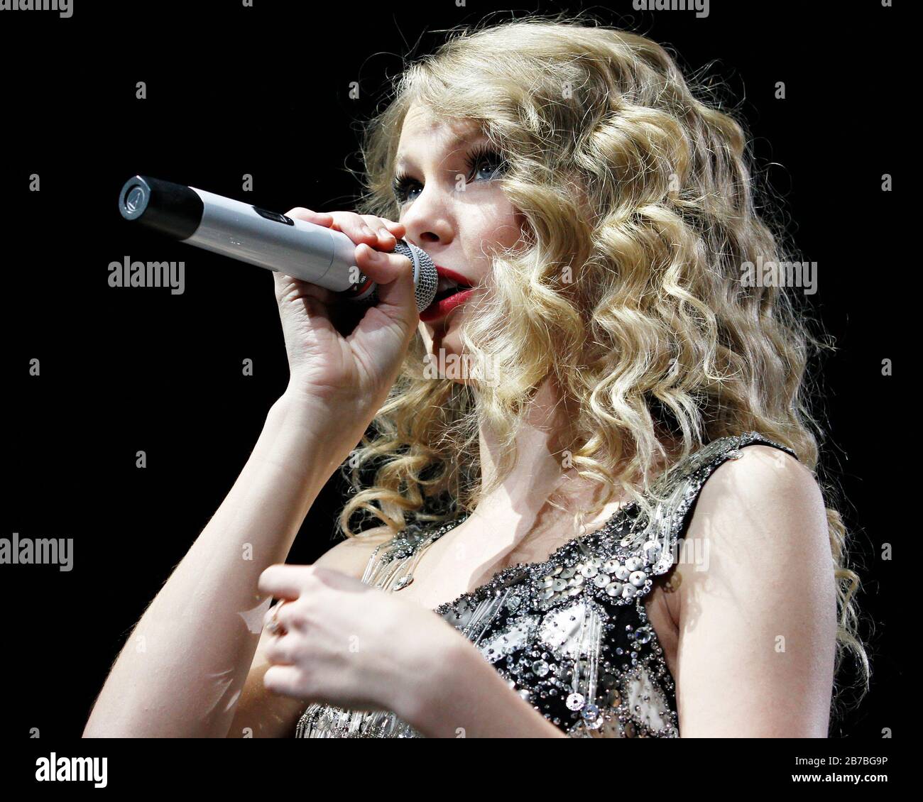 Taylor swift 13 hand hi-res stock photography and images - Alamy