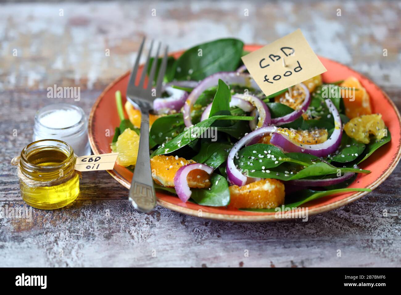 Selective focus. A note with the words cbd food in a plate with salad. The concept of adding CBD oil to food. Cannabis concept. Stock Photo