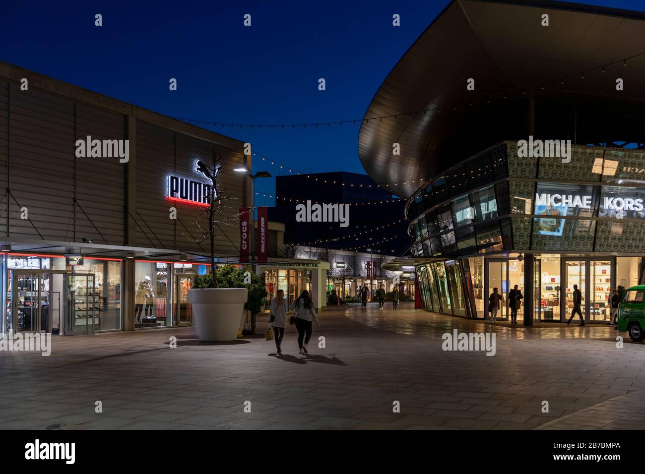 Mall group of people hi-res stock photography and images - Alamy