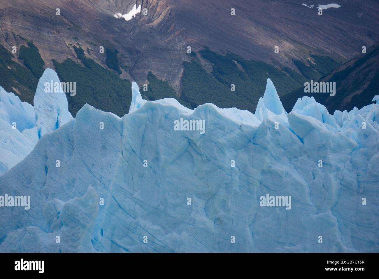 Glacier Perito Moreno (Glaciar Perito Moreno), mountains and lake Argentino (Lago Argentino), national park Los Glyacious. Patagonia, Argentina Stock Photo