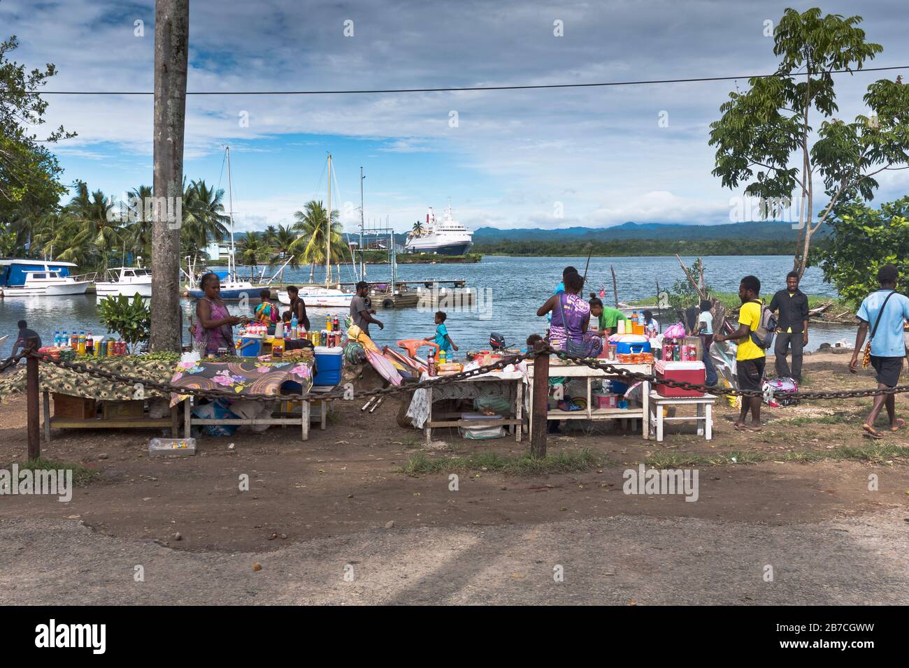 dh MS Boudicca port PNG MADANG PAPUA NEW GUINEA Outdoor Street market at ferry landing cruise ship berthed in harbour islands Stock Photo