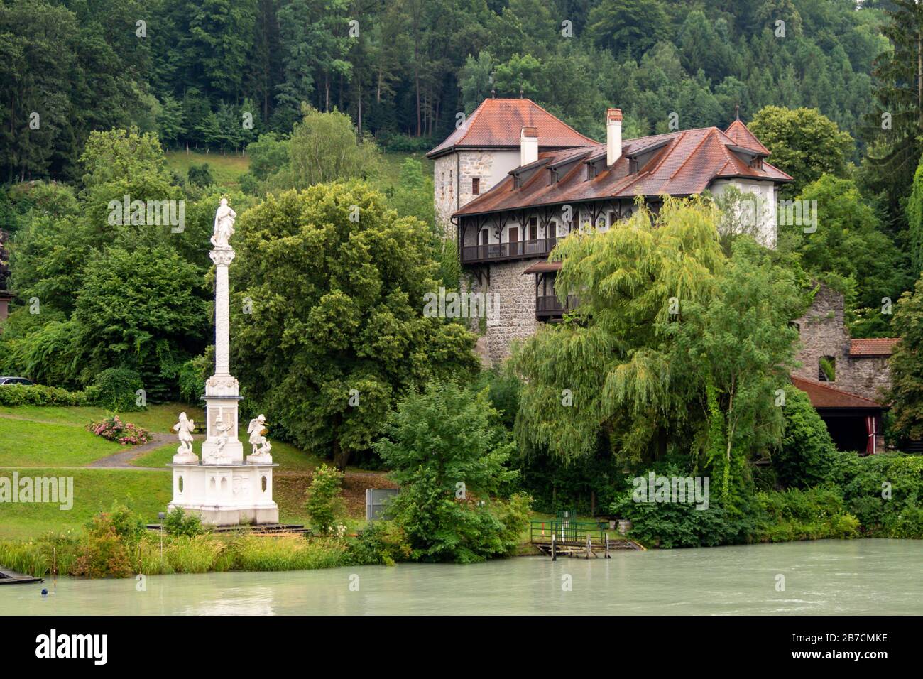 WERNSTEIN AM INN, GERMANY - JULY12, 2019:  View of the Medieval Burg Wernstein castle and Marian Column (Mariensaule) on the River Inn Stock Photo
