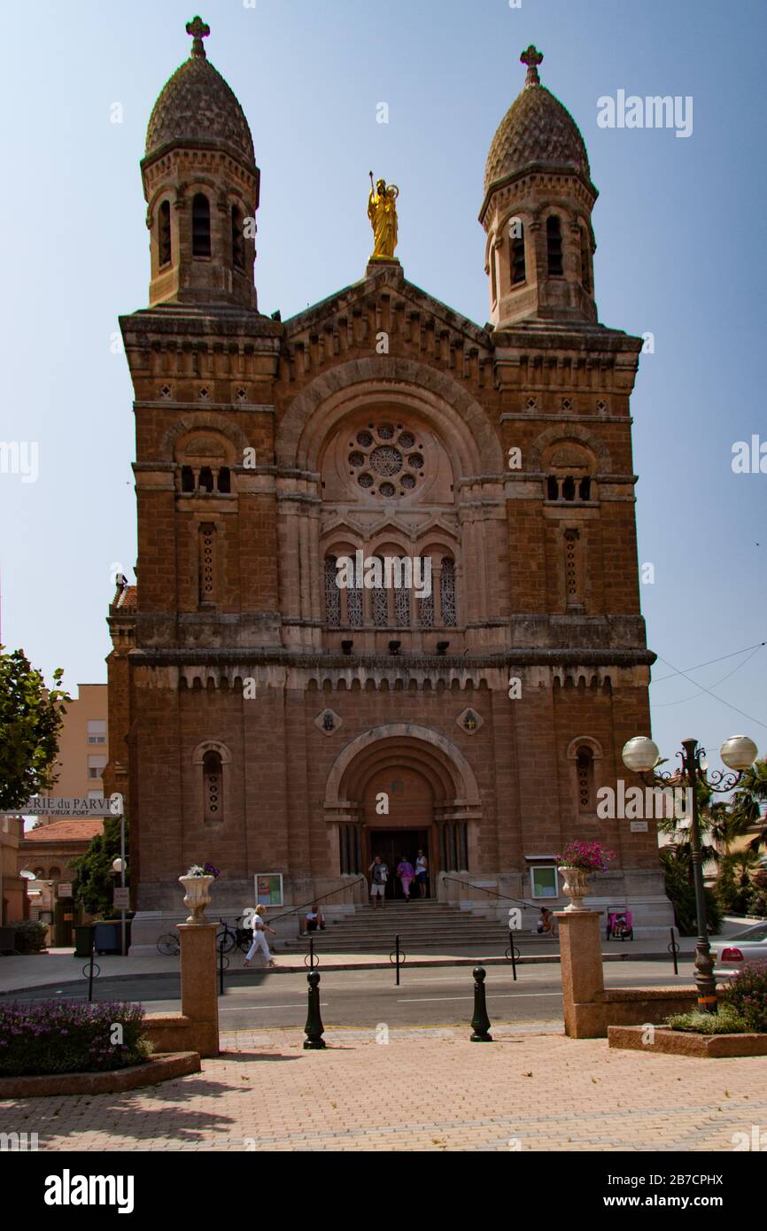 Catholic church basilique NotreDamedelaVictoire Stock Photo Alamy