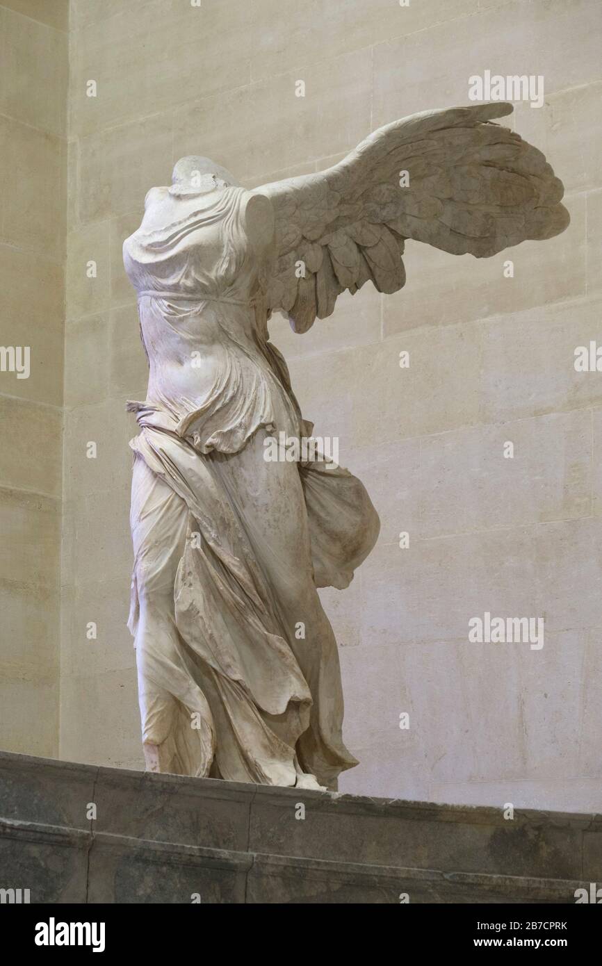 winged victory statue louvre