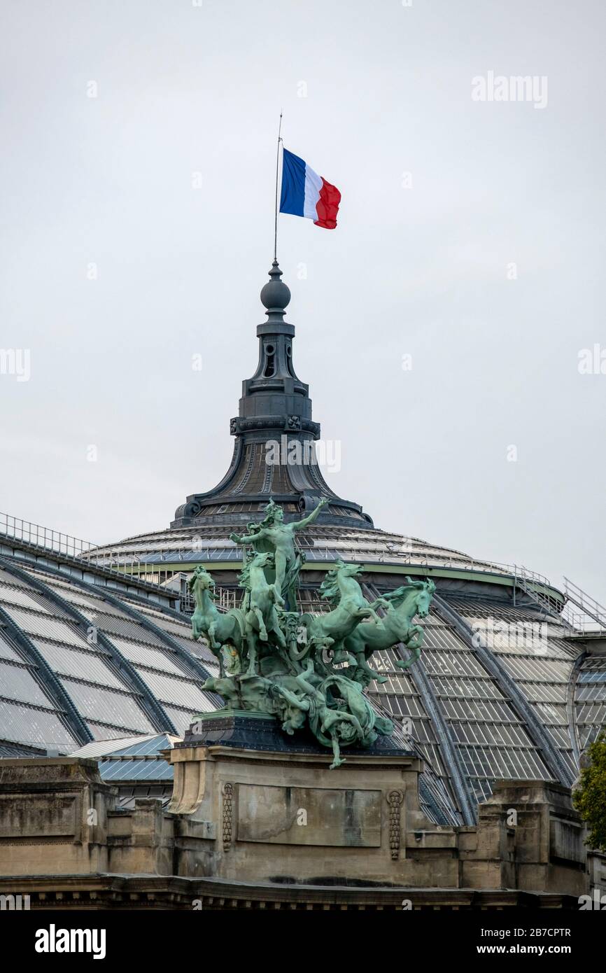 L'Immortalite Devancent le Temps quadriga statue atop the Grand Palais, Paris, France. Stock Photo