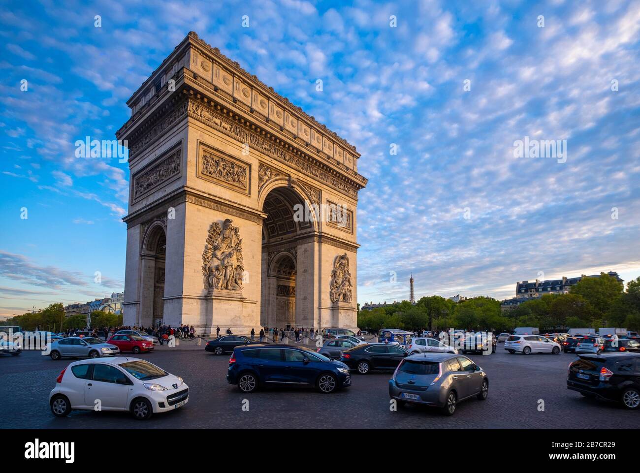 L'Arc de Triomphe in the center of the Place Charles de Gaulle, Paris, France, Europe Stock Photo