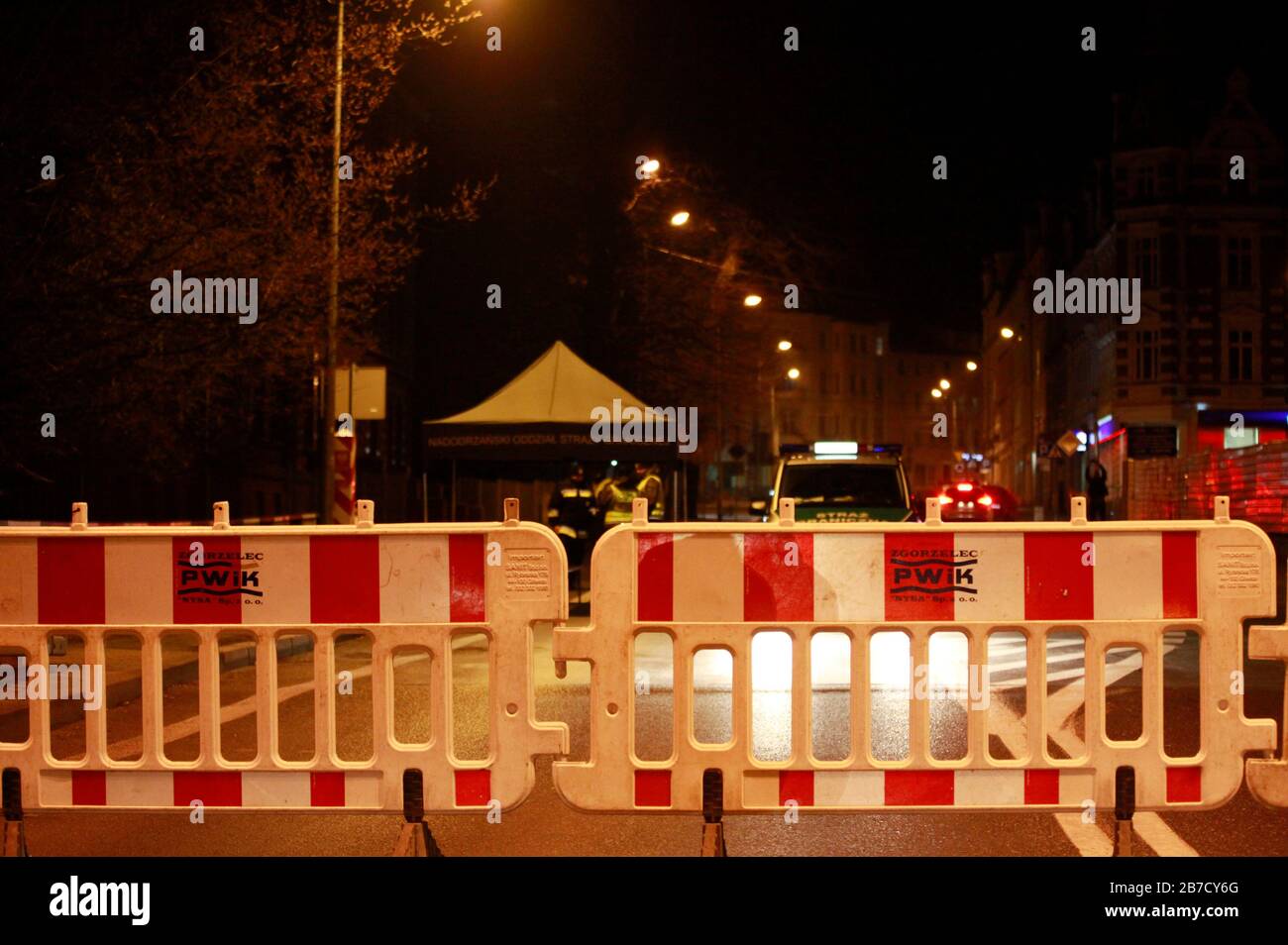 Gorlitz, Poland. 15th Mar, 2020. At midnight, due to the Corona crisis, Poland closes the border for foreigners on the city bridge between Görlitz (Germany) and Zgorzelec (Poland). Credit: Geisler-Fotopress GmbH/Alamy Live News Stock Photo