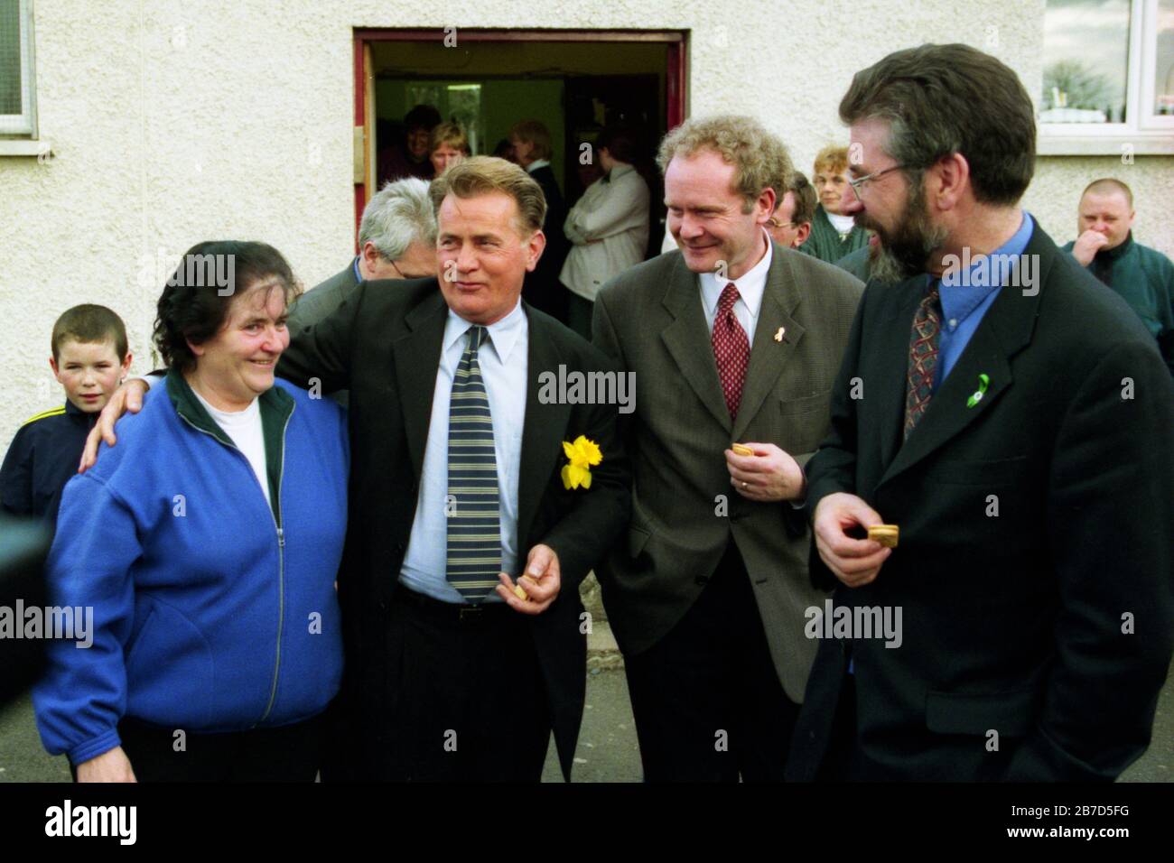 24 March, 1999. Hollywood actors Martin Sheen and Matt Clark meet local peole after making a visit to the nationalist area in Portadown, Northern Ireland, March 24, 1999.  Sinn Fein's Gerry Adams, Martin McGuinness and Brendan McKenna joined the Hollywood actors during a visit to the nationalist Garvaghy Road area of Portadown. Stock Photo