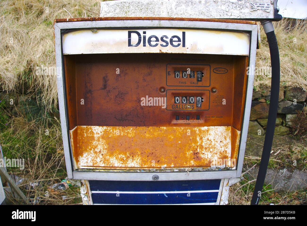 Abandoned filling station hi-res stock photography and images - Alamy