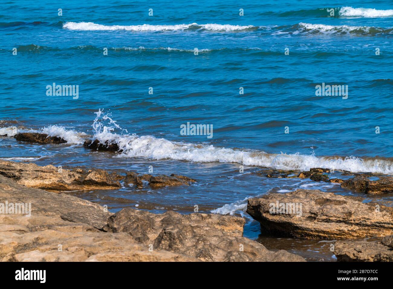 Rocky shore ocean spray hi-res stock photography and images - Alamy