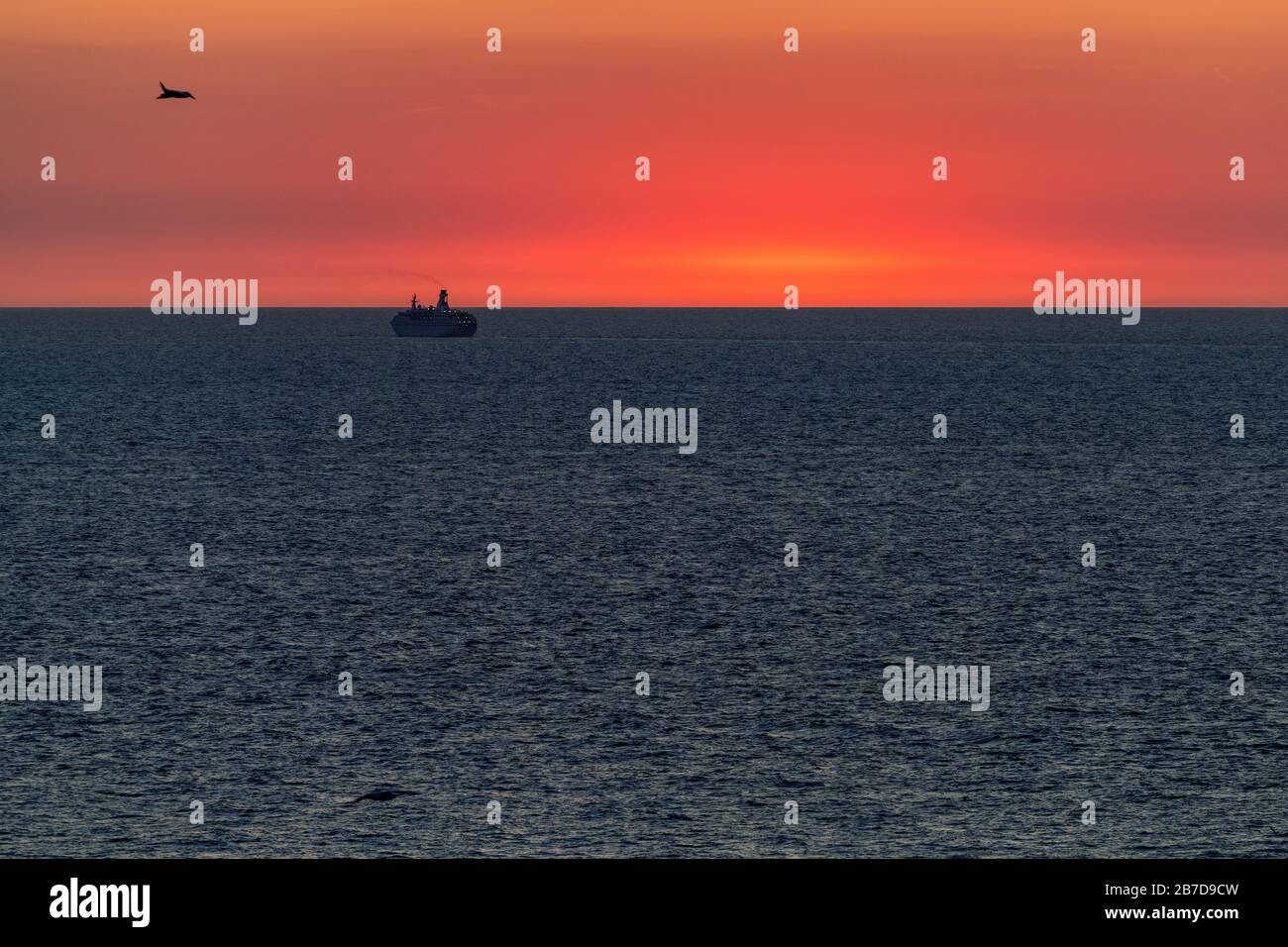 Boat on the ocean silhouette hi-res stock photography and images - Alamy