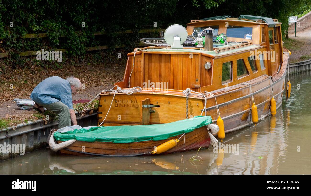 Old wooden dinghy rowing boat hi-res stock photography and images - Alamy