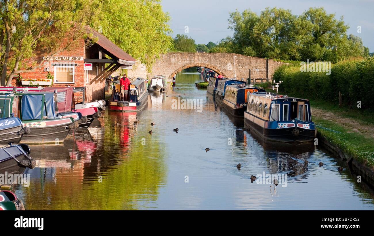 South oxford canal hi-res stock photography and images - Alamy