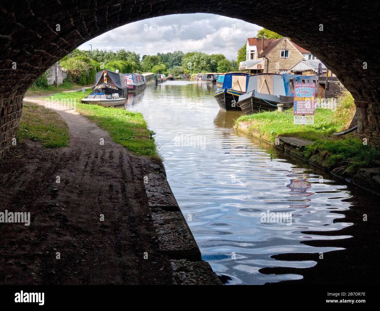 Lower Heyford Boatyard on the Oxford Canal with moored narrowboats and towpath, Stock Photo