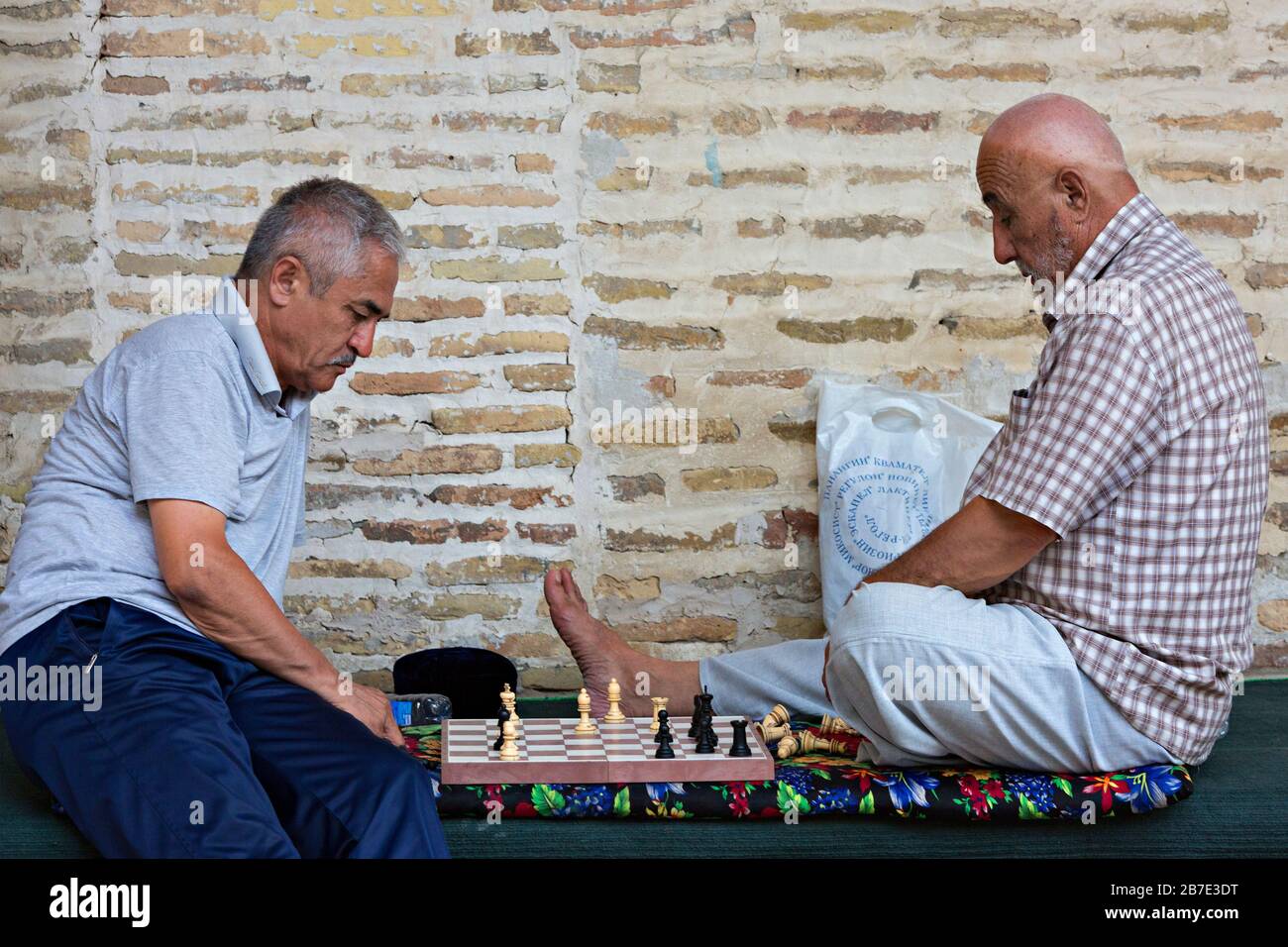 Two local men playing chess, in Bukhara, Uzbekistan Stock Photo